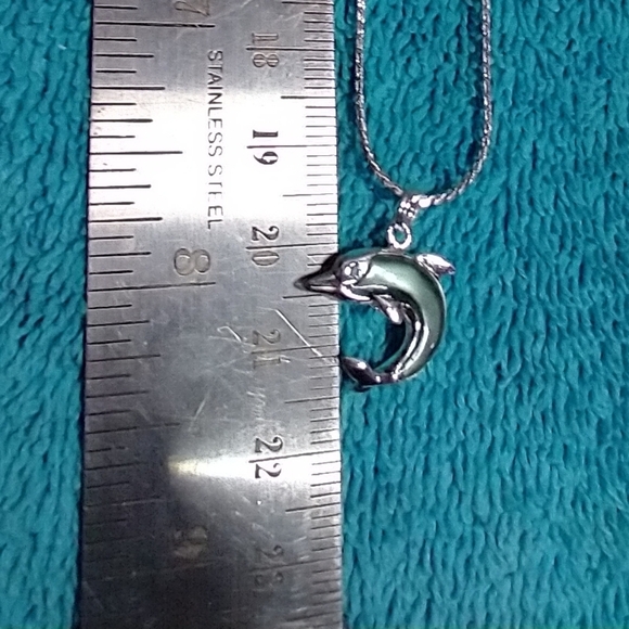 Elegant Silvertone Green Enamel Dolphin With Crystal Eye Pendant Necklace vintag - Picture 2 of 4